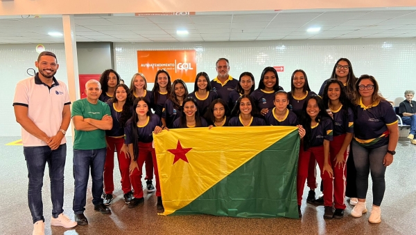 Seleção Acreana de Futebol Feminino embarca para o Tocantins, onde disputa o Brasileirão Escolar